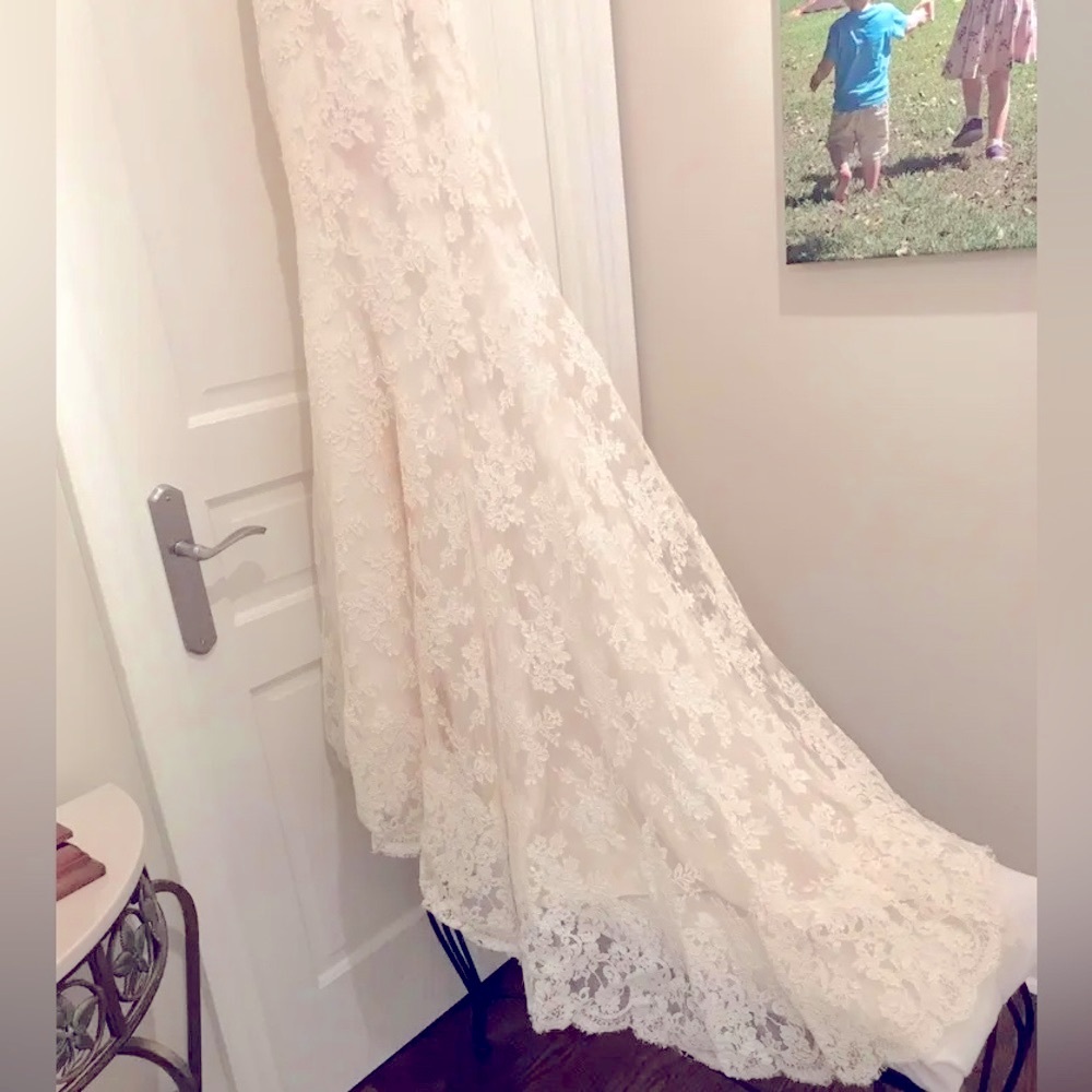 Vera Wang Lace Strapless Wedding Gown - Picture 5 of 10